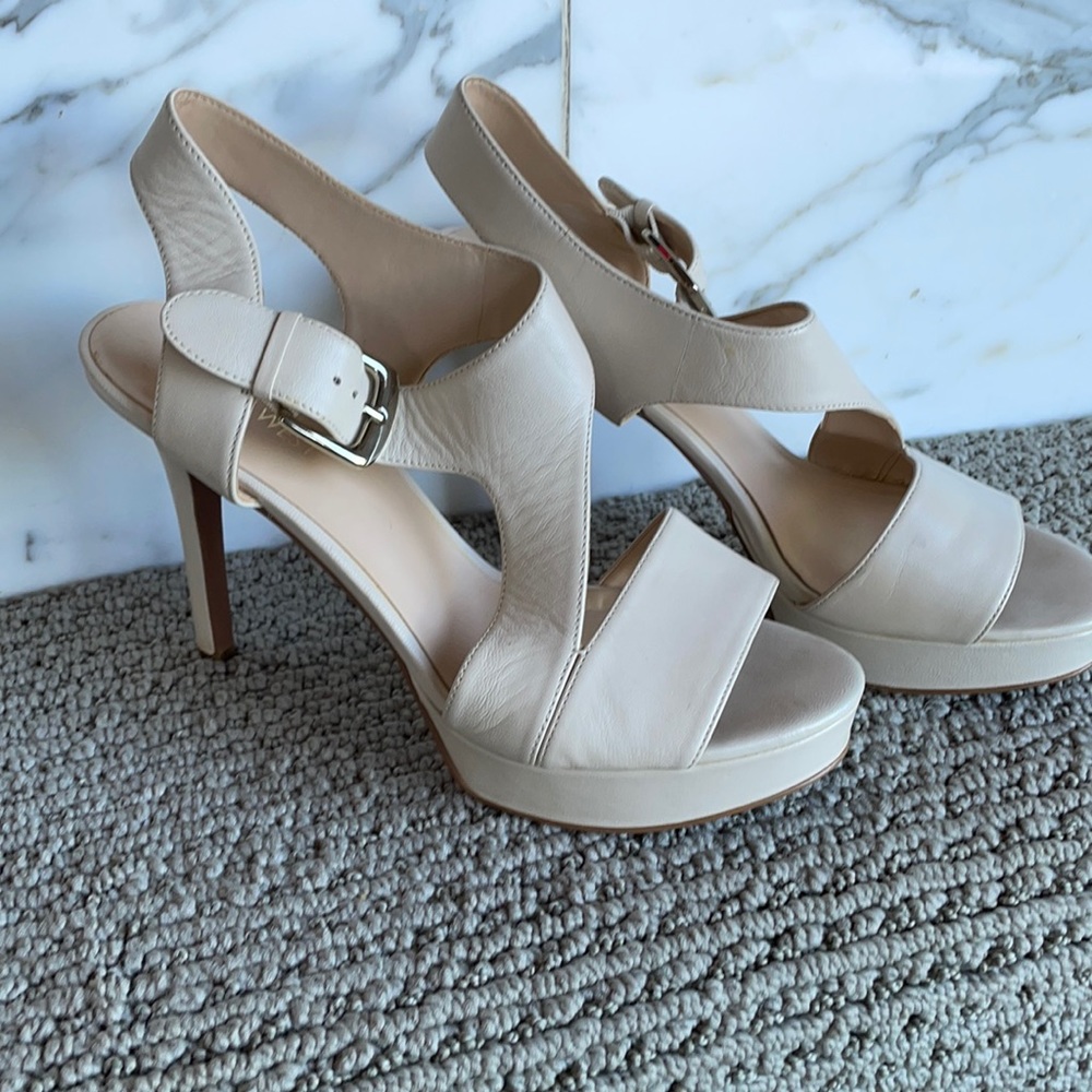 Nine West Size 8 Cream leather heels. Gold buckle
